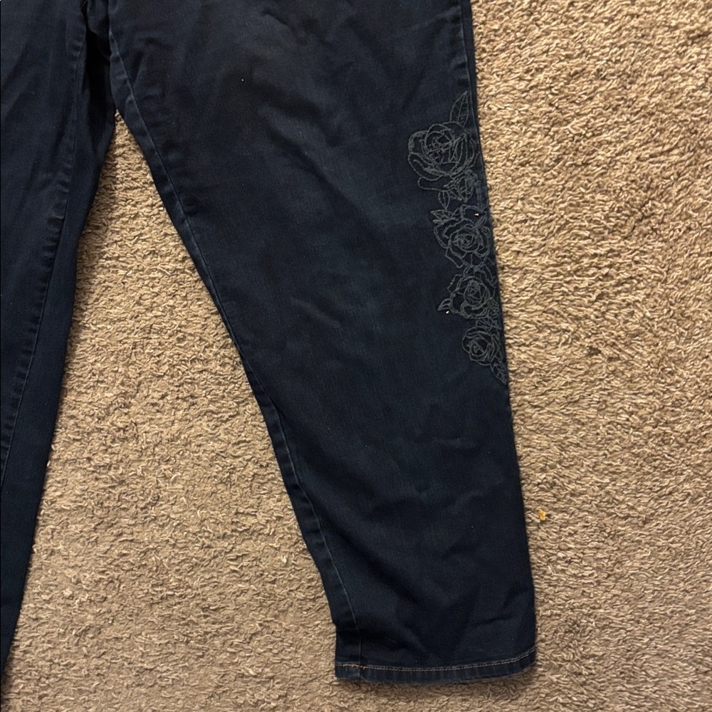 Gloria Vanderbilt Woman’s 22W Amanda Style Dark Wash Floral Designs Straight Leg - Picture 6 of 12